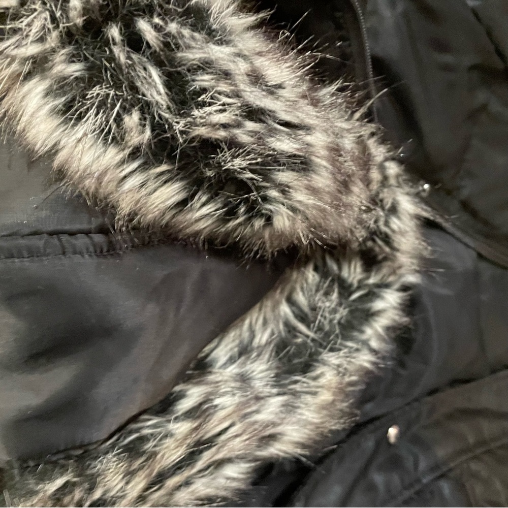 Black GUESS short down puffer w fake fur hood - Picture 10 of 14